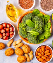 Mesa com alimentos ricos em vitamina C